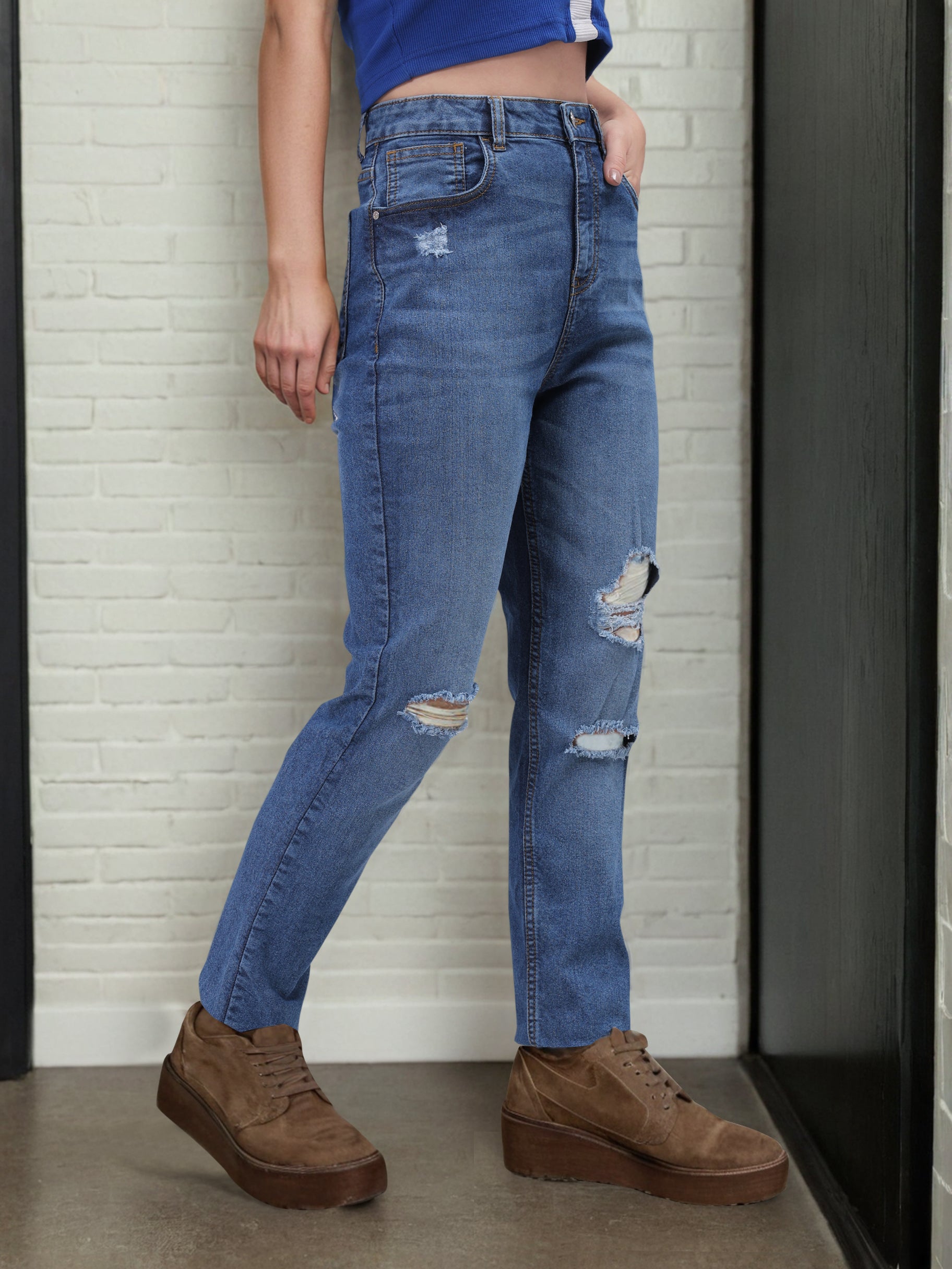 Women's Distressed Straight Fit Jeans
