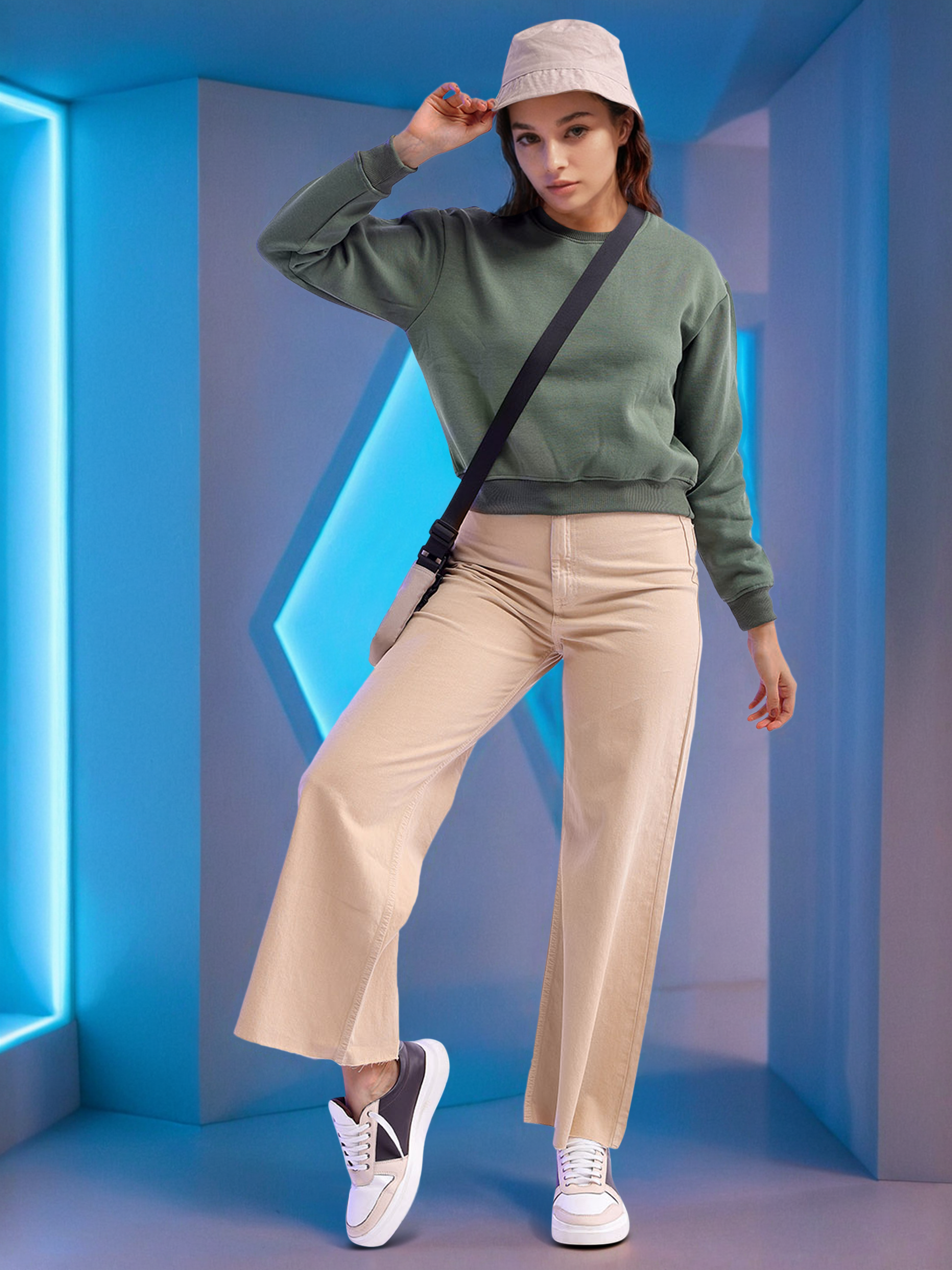 Women's Solid Regular Fit Sweatshirt