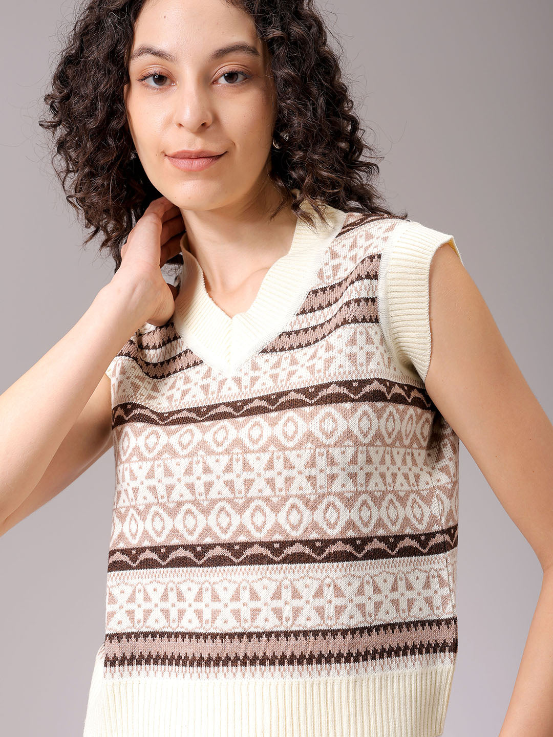 Women's White Fitted Geometric Printed Sweater Vest