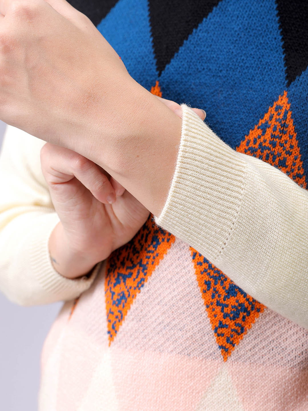 Women's Off White Relaxed Fit Argyle Print Sweater