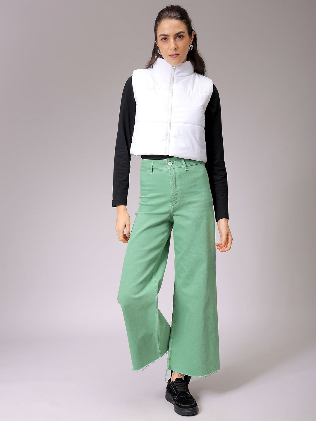 Women's White Regular Fit Solid Cropped Quilted Jacket