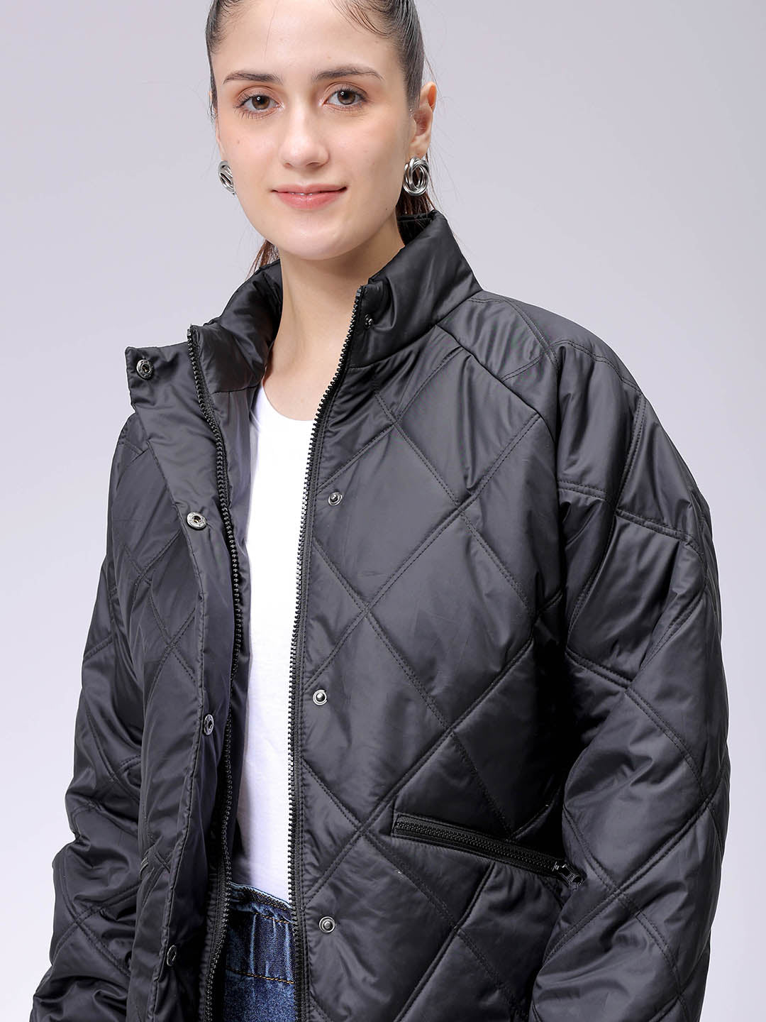 Women's Black Relaxed Solid Quilted Jacket