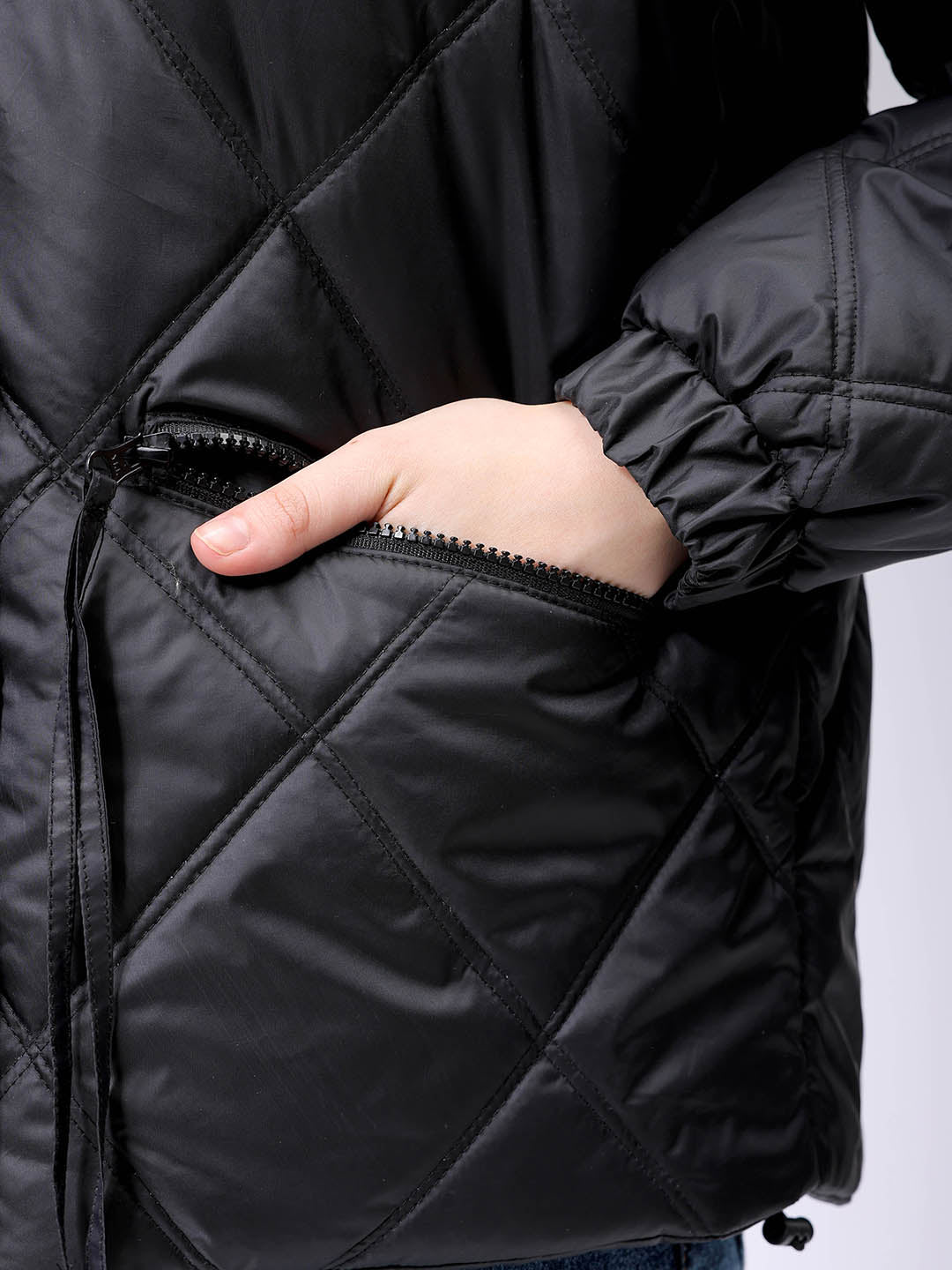 Women's Black Relaxed Solid Quilted Jacket