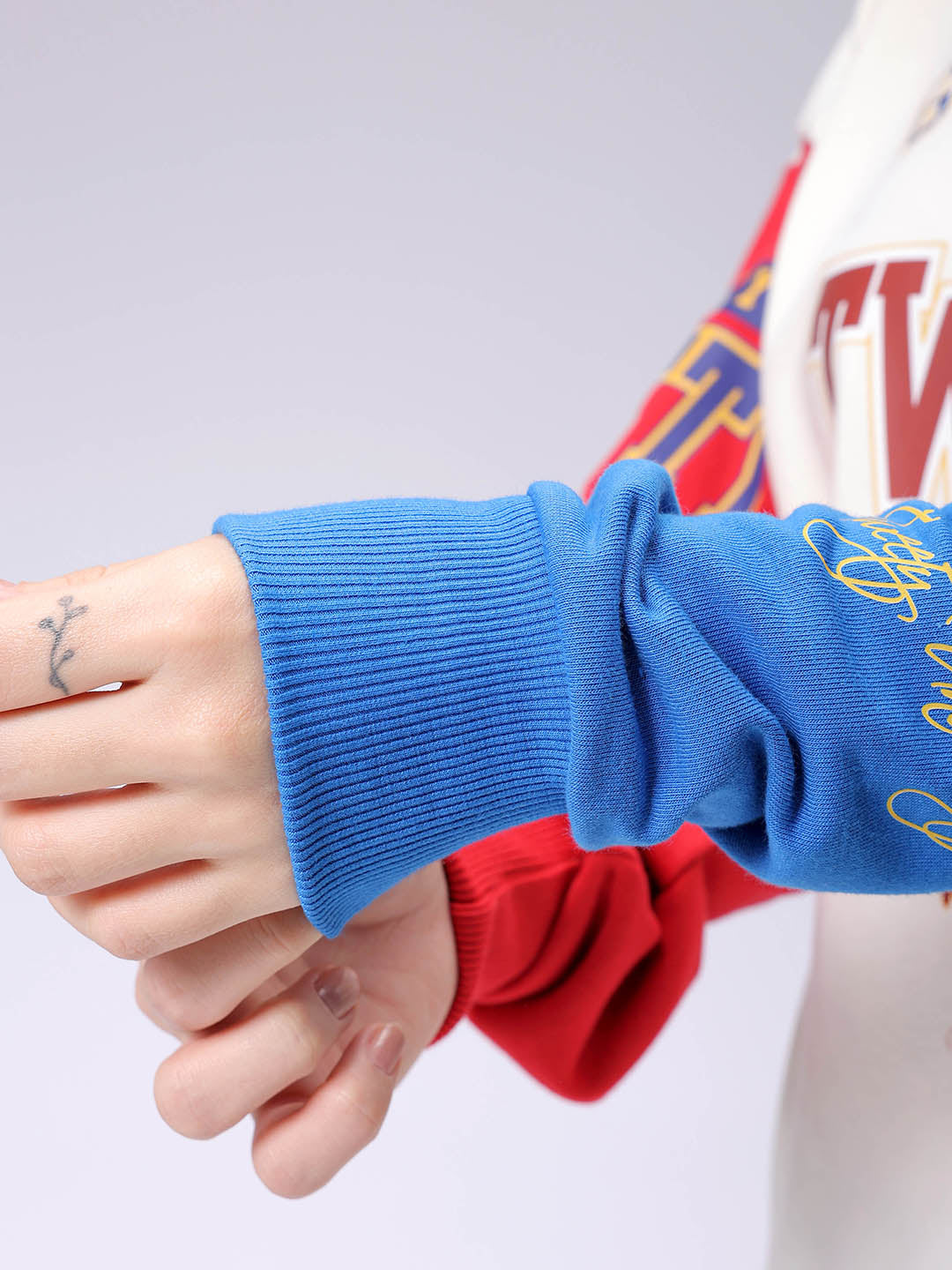 Women's White Oversized Looney Tunes Sweatshirt