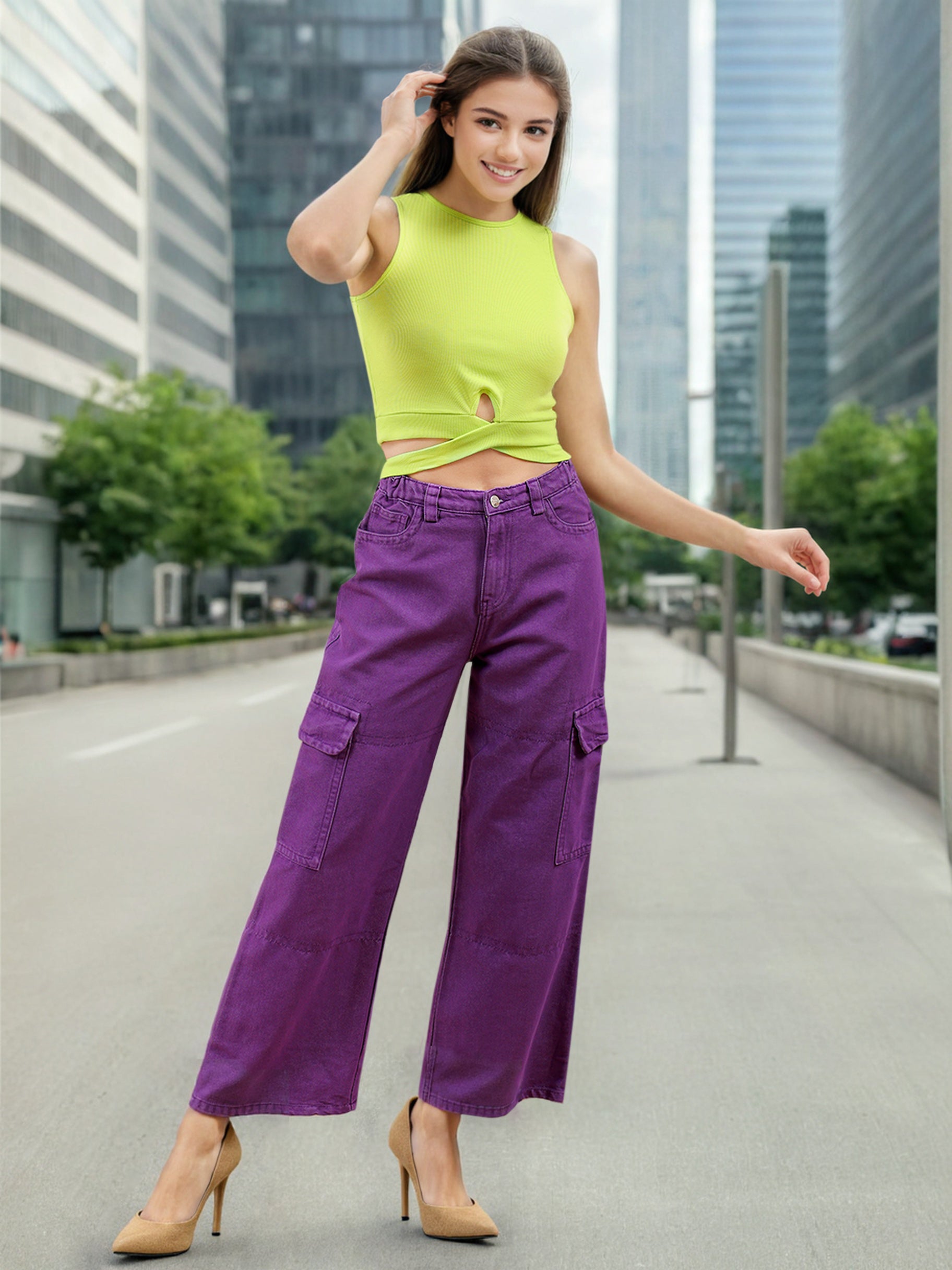 Women's Green Fitted Solid Round Neck Crop Top