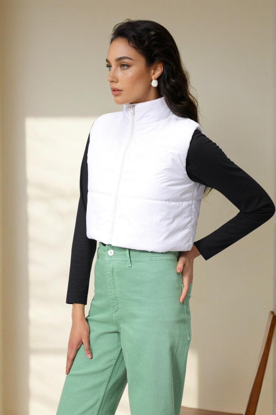 Women's White Regular Fit Solid Cropped Quilted Jacket