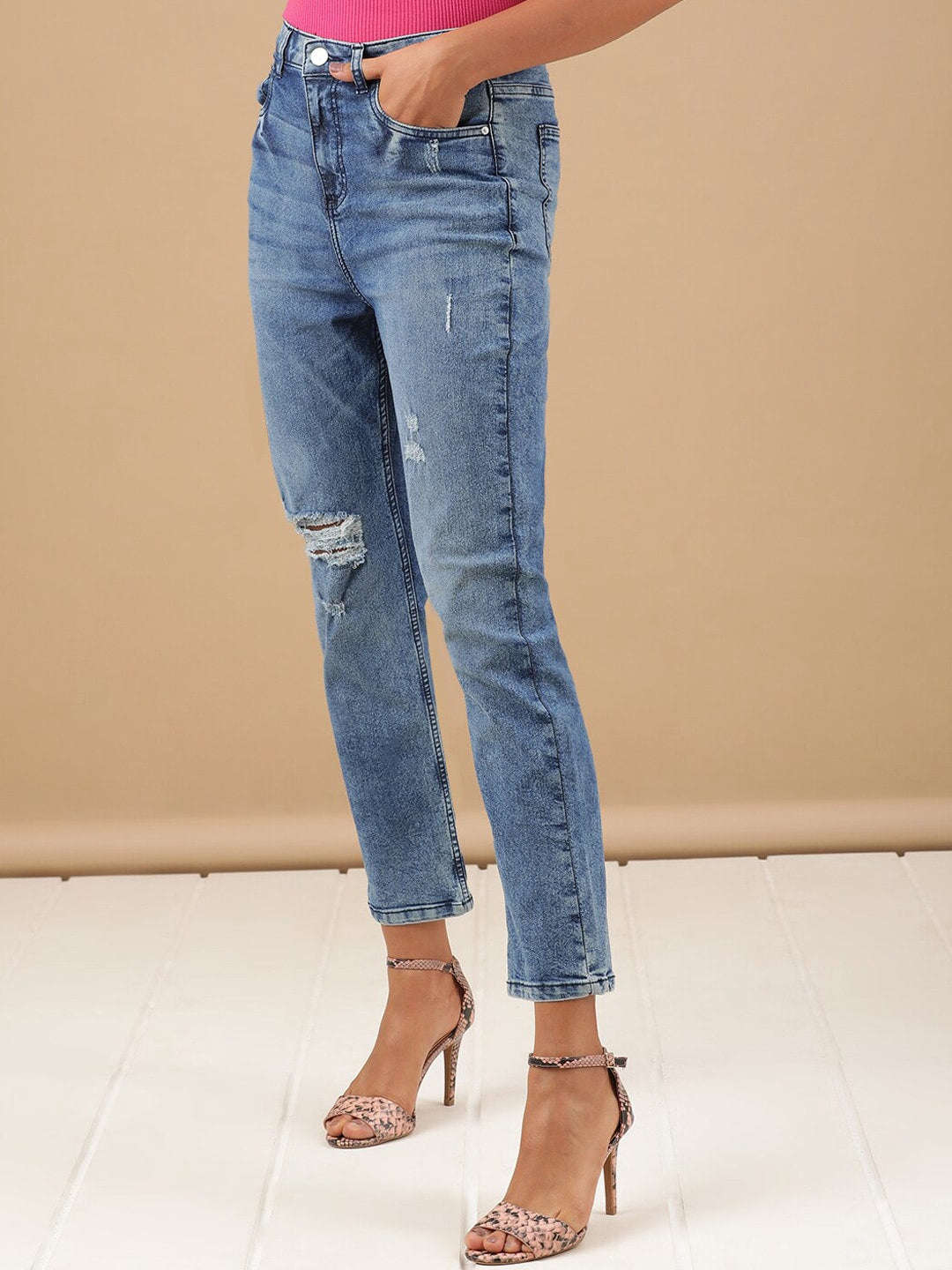 Women's Distressed Straight Fit Jeans