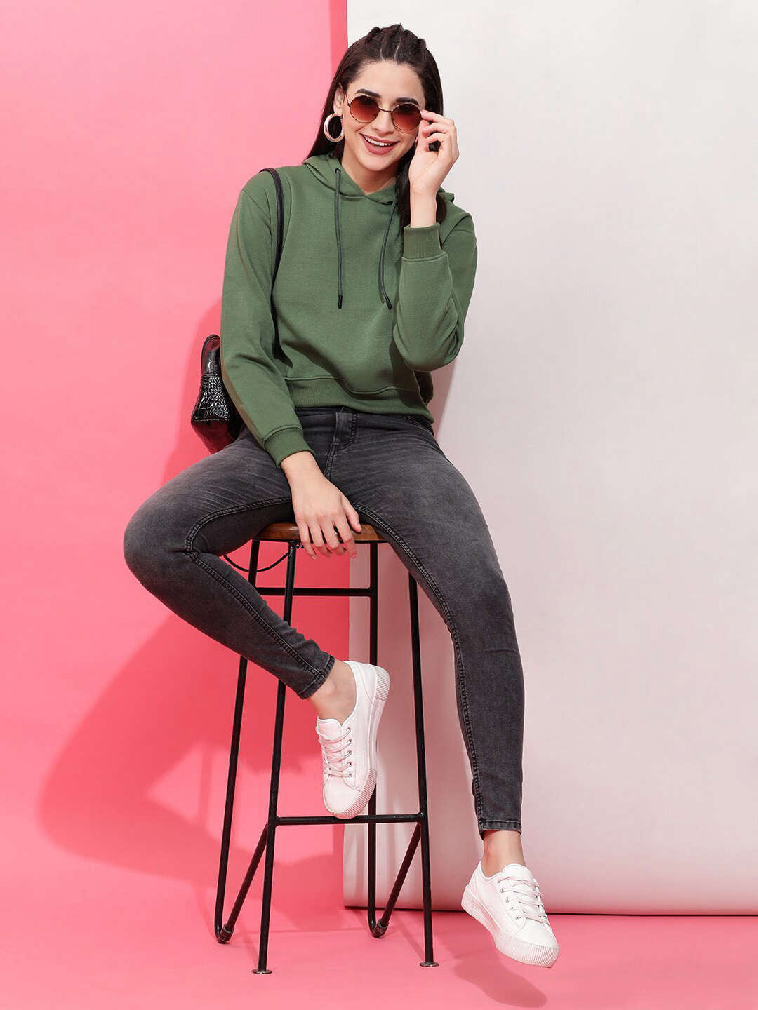 Women's Solid Regular Fit Sweatshirt